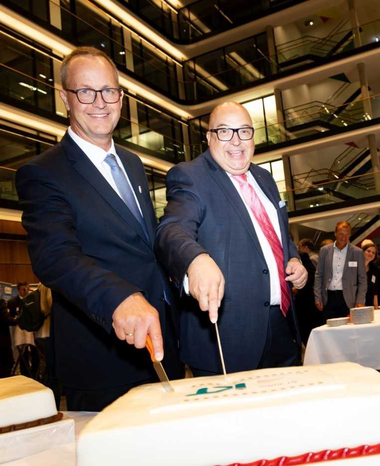 Prof. Bert Bosseler (l.) und Roland W. Waniek beim Anschneiden des Jubiläumskuchens | Foto: IKT Prof. Bert Bosseler (l.) und Roland W. Waniek beim Anschneiden des Jubiläumskuchens | Foto: IKT
