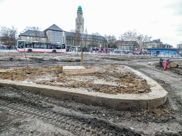 Streifenfundament für das 50 cm hohe Beet, das als gerundetes Dreieck geformt ist und im westlichen Parkteil liegt. Das Fundament für die Bronze-Plastik „Olympia“ ist ebenfalls schon vorbereitet. Im Hintergrund ist das über 100 Jahre alte Rathaus Buer zu sehen, davor der neue Busbahnhof, der an den Goldbergpark angrenzt. | Foto: BI/Stoffregen Streifenfundament für das 50 cm hohe Beet, das als gerundetes Dreieck geformt ist und im westlichen Parkteil liegt. Das Fundament für die Bronze-Plastik „Olympia“ ist ebenfalls schon vorbereitet. Im Hintergrund ist das über 100 Jahre alte Rathaus Buer zu sehen, davor der neue Busbahnhof, der an den Goldbergpark angrenzt. | Foto: BI/Stoffregen