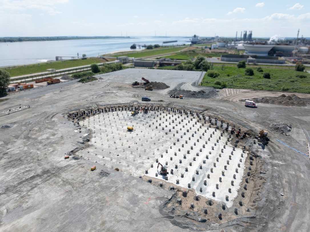Spezialtiefbau: Größte LNG-Tanks Europas ruhen auf 1500 Pfählen Spezialtiefbau: Größte LNG-Tanks Europas ruhen auf 1500 Pfählen