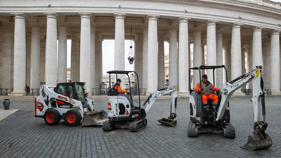 Bobcat Bagger unterstützen bei den Vorbereitungen zum "Heiligen Jahr" Bobcat Bagger unterstützen bei den Vorbereitungen zum "Heiligen Jahr"
