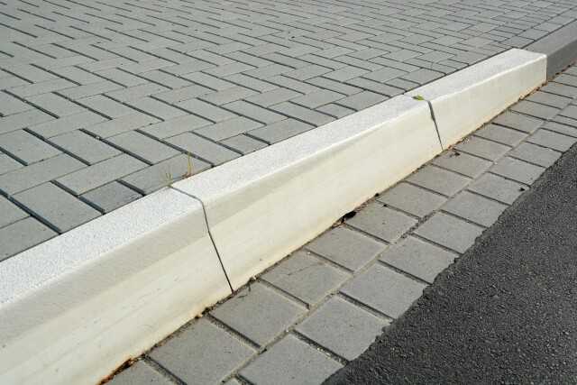 Neuer Bordstein für barrierefreie Bushaltestellen Neuer Bordstein für barrierefreie Bushaltestellen