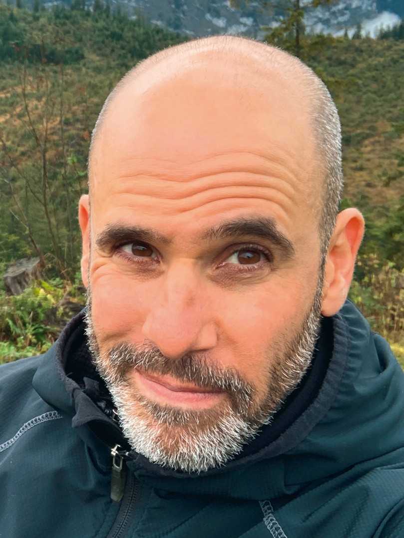 Dr. Markus Streckenbach leitet das Sachverständigenbüro für urbane Vegetation in Bochum und bearbeitet schwerpunktmäßig Fragestellungen zu den Interaktionen von Bäumen mit städtebaulicher Infrastruktur. Er ist u. a. Leiter des Regelwerkausschusses Baumpflanzungen und Mitglied des Arbeitskreis Baumschutzfachliche Baubegleitung der FLL sowie aktives Gründungsmitglied des Arbeitskreis Baum im Boden. Kontakt: info@urbanevegetation.de | Foto: Streckenbach Dr. Markus Streckenbach leitet das Sachverständigenbüro für urbane Vegetation in Bochum und bearbeitet schwerpunktmäßig Fragestellungen zu den Interaktionen von Bäumen mit städtebaulicher Infrastruktur. Er ist u. a. Leiter des Regelwerkausschusses Baumpflanzungen und Mitglied des Arbeitskreis Baumschutzfachliche Baubegleitung der FLL sowie aktives Gründungsmitglied des Arbeitskreis Baum im Boden. Kontakt: info@urbanevegetation.de | Foto: Streckenbach