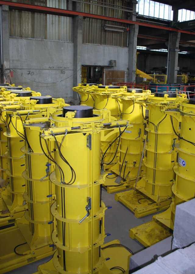 Rund eine halbe Million Euro hat Beton Müller in die Fertigungs- technik der Vortriebsrohre Investiert. Gut zu erkennen: Die hydraulische Vorrichtung zum Vorentschalen der Spitzenden. Rund eine halbe Million Euro hat Beton Müller in die Fertigungs- technik der Vortriebsrohre Investiert. Gut zu erkennen: Die hydraulische Vorrichtung zum Vorentschalen der Spitzenden.