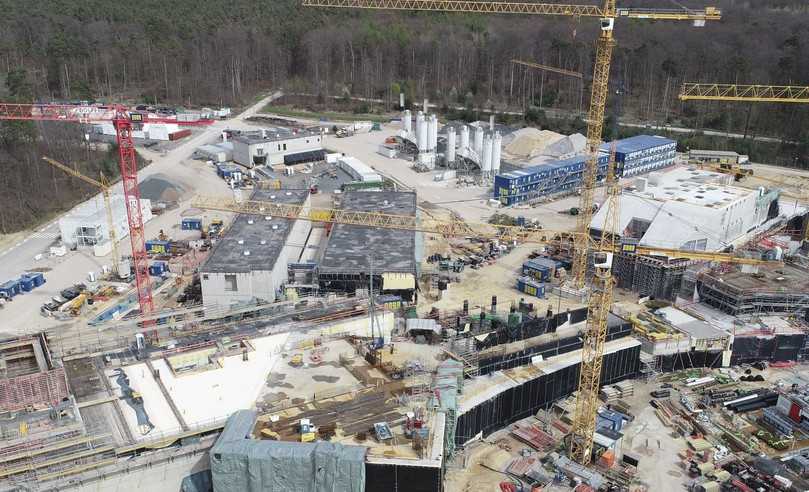 Die drei Euromix-Betonmischanlagen sind jeweils am Rand der beiden Baulose positioniert, um die Rohstofflogistik zu erleichtern. | Foto: D. Fehrenz, GSI/FAIR Die drei Euromix-Betonmischanlagen sind jeweils am Rand der beiden Baulose positioniert, um die Rohstofflogistik zu erleichtern. | Foto: D. Fehrenz, GSI/FAIR
