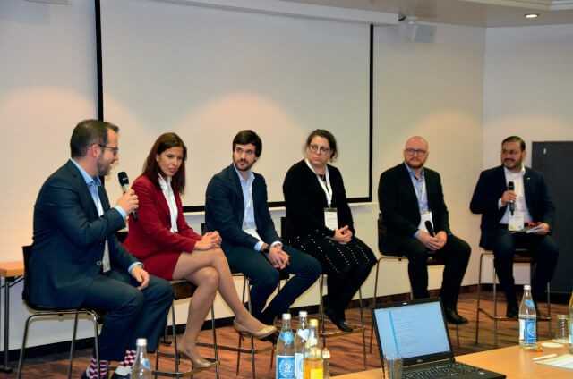 Kompetente Expertenrunde zum Thema KI in der Bauindustrie: (v. l. n. r.) Oliver Schneider, Leiter Tunnelbau (Amberg Technologies AG) Veronika Petschen (Amberg Group), Francisco Javier Royo Abancéns (Ferrovial Agroman), Elza Marisa Paiva de Figueiredo (Danfoss Power Solutions ApS), Marco Hirsch (DFKI), Dr. Selim-Tugra Demir (Fischer Consulting GmbH). | Foto: B_I Kompetente Expertenrunde zum Thema KI in der Bauindustrie: (v. l. n. r.) Oliver Schneider, Leiter Tunnelbau (Amberg Technologies AG) Veronika Petschen (Amberg Group), Francisco Javier Royo Abancéns (Ferrovial Agroman), Elza Marisa Paiva de Figueiredo (Danfoss Power Solutions ApS), Marco Hirsch (DFKI), Dr. Selim-Tugra Demir (Fischer Consulting GmbH). | Foto: B_I