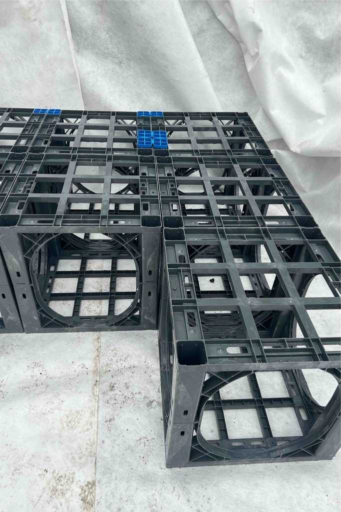 Fast wie Legosteine setzen: Blaue 2-fach und 4-fach-Verbinder sichern Lage und Position der einzelnen D-Raintank 3000-Elemente für den einlagigen bzw. mehrlagigen Einbau. | Foto: Funke Kunststoffe GmbH Fast wie Legosteine setzen: Blaue 2-fach und 4-fach-Verbinder sichern Lage und Position der einzelnen D-Raintank 3000-Elemente für den einlagigen bzw. mehrlagigen Einbau. | Foto: Funke Kunststoffe GmbH