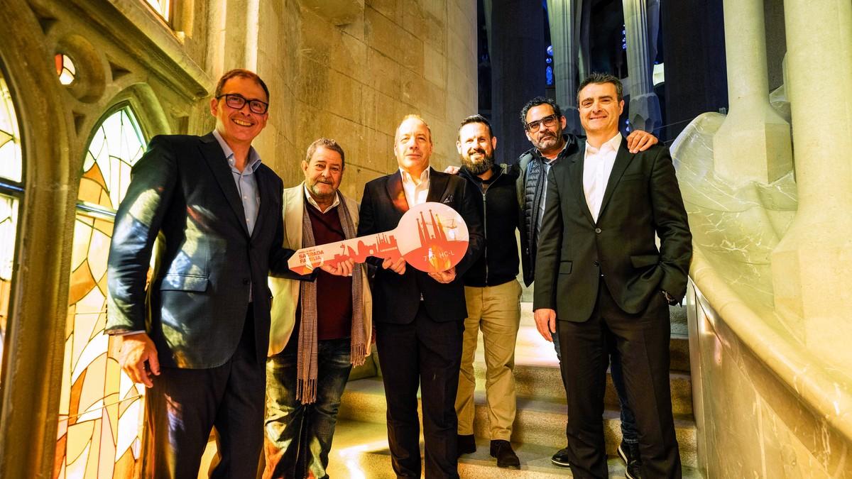 Offizielle Übergabe des Liebherr-Krans (v.l.): Fernando Villa (Sagrada Familia), Antonio Cerezo (Grúas Cerezo), Tobias Böhler (Liebherr Ibérica), Daniel Morales (Sagrada Familia), Miguel Cerezo (Grúas Cerezo) und Roberto Insausti (Liebherr Ibérica). | Foto: Liebherr