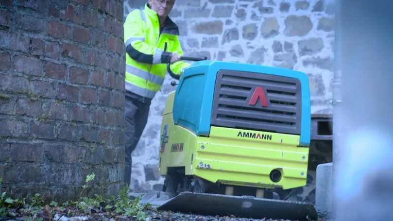 Geschmeidige Kurvenlage zeigt die APH 85/95 rund um das verwinkelte Industriemuseum im Stöffelpark. | Foto: Ammann Geschmeidige Kurvenlage zeigt die APH 85/95 rund um das verwinkelte Industriemuseum im Stöffelpark. | Foto: Ammann