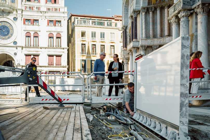 Ein Schutzwall aus Glas bewahrt jetzt das Bauwerk vor Schäden durch Hochwasser. | Foto: Alberto Chiggiato Ein Schutzwall aus Glas bewahrt jetzt das Bauwerk vor Schäden durch Hochwasser. | Foto: Alberto Chiggiato