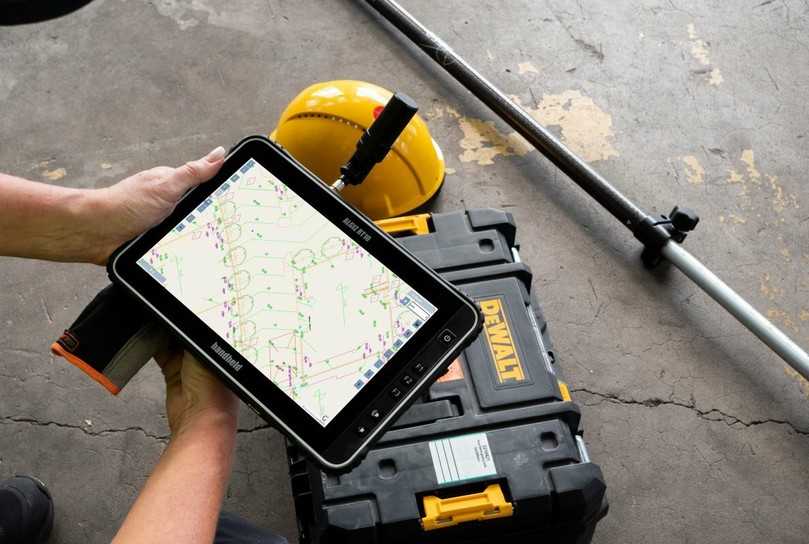 Das Tablet Algiz RT10 mit RTK-Technik ist perfekt für Outdoor-Anwender, die volle Mobilität und genaue Positionierung benötigen. | Foto: Handheld Group AB Das Tablet Algiz RT10 mit RTK-Technik ist perfekt für Outdoor-Anwender, die volle Mobilität und genaue Positionierung benötigen. | Foto: Handheld Group AB