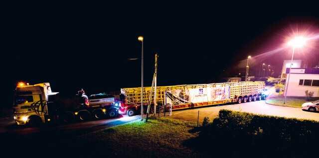 Der Spezialtransport verlässt mit dem 110 Tonnen schweren Liner zu nächtlicher Stunde das Werk in Geschwenda. | Foto: Aarsleff Der Spezialtransport verlässt mit dem 110 Tonnen schweren Liner zu nächtlicher Stunde das Werk in Geschwenda. | Foto: Aarsleff