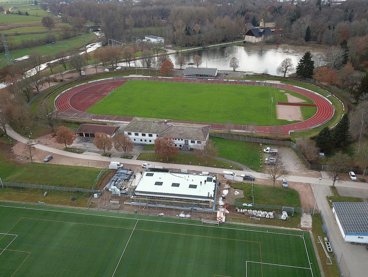 Sportanlage Im Haberfeld, Donaueschingen. Neubau des Vereinsheims SSC unten im Bild, mit weißer Dachabdichtung, vor dem Aufbau des Retentions-Gründachs Sponge City Roof. | Foto: Mall