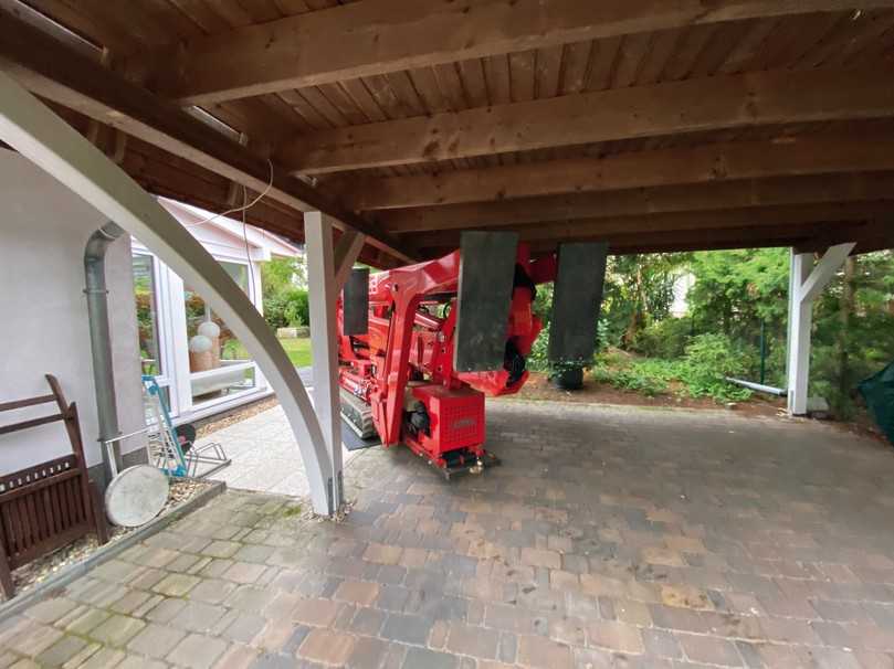 Die CMC S28 passt durch schmale Tore und niedrige Zufahrten. | Foto: Eichwalder Baumdienst Die CMC S28 passt durch schmale Tore und niedrige Zufahrten. | Foto: Eichwalder Baumdienst