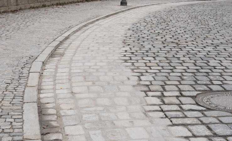 Kopfsteinpflaster neu verfugt und barrierefrei gestaltet Kopfsteinpflaster neu verfugt und barrierefrei gestaltet