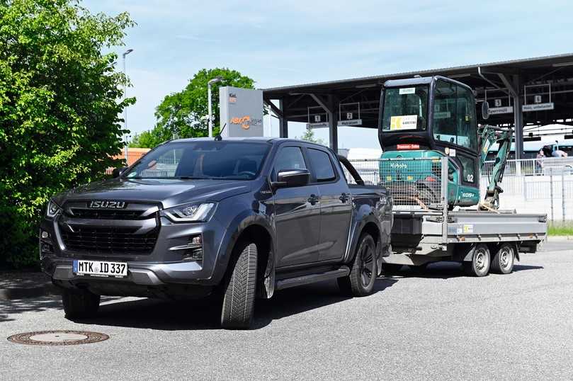 Mit fast 2 t schwerem Minibagger auf dem Anhänger kommt der kleine Motor im D-Max an seine Grenzen. Hilfreich im Stadtverkehr: die Wandlerautomatik. | Foto: B_I/ Hausmann Mit fast 2 t schwerem Minibagger auf dem Anhänger kommt der kleine Motor im D-Max an seine Grenzen. Hilfreich im Stadtverkehr: die Wandlerautomatik. | Foto: B_I/ Hausmann