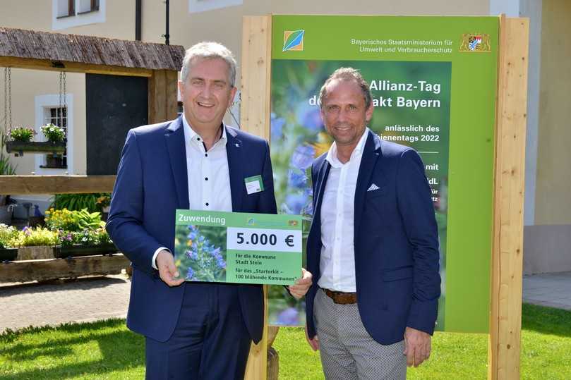 Übergabe Starterkit: v.l.: Kurt Krömer, Erster Bürgermeister der Stadt Stein, und bayerischer Umweltminister Thorsten Glauber. | Foto: Stadt Stein/Astrid Schmidhuber Übergabe Starterkit: v.l.: Kurt Krömer, Erster Bürgermeister der Stadt Stein, und bayerischer Umweltminister Thorsten Glauber. | Foto: Stadt Stein/Astrid Schmidhuber