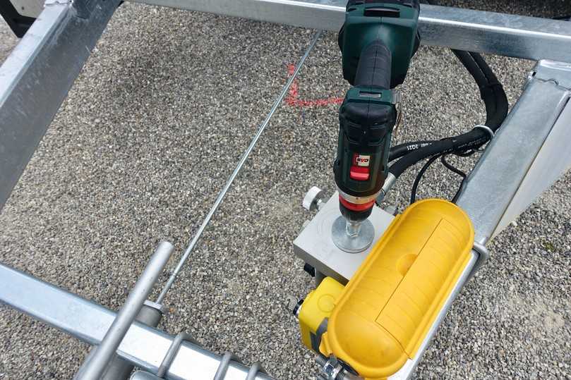 E-Hydraulik mit Notpumpe Pumpless inkl. Steckschlüsselsatz für einfaches und bequemes Kippen mit dem Akkuschrauber im Notfall. | Foto: bs E-Hydraulik mit Notpumpe Pumpless inkl. Steckschlüsselsatz für einfaches und bequemes Kippen mit dem Akkuschrauber im Notfall. | Foto: bs