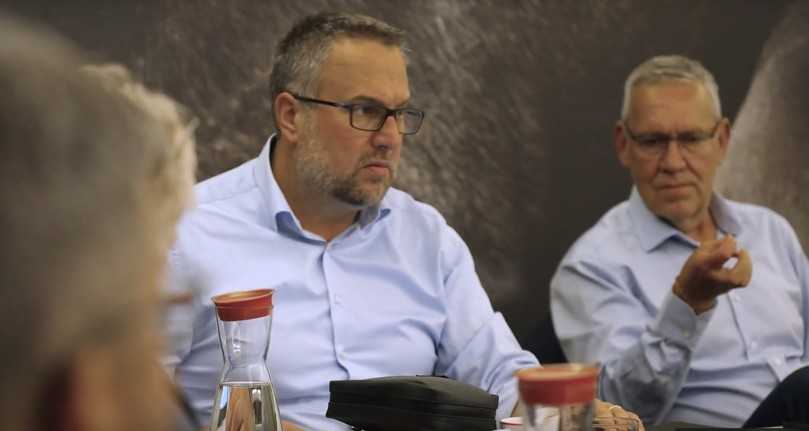 Wollen die Wegezeitentschädigung in den Lohntarifverträgen geregelt haben: Carsten Burckhardt und Robert Feiger von der IG Bau. Das Bild stammt aus einem Video zur 4. Verhandlungsrunde. | Foto: IG Bau Wollen die Wegezeitentschädigung in den Lohntarifverträgen geregelt haben: Carsten Burckhardt und Robert Feiger von der IG Bau. Das Bild stammt aus einem Video zur 4. Verhandlungsrunde. | Foto: IG Bau