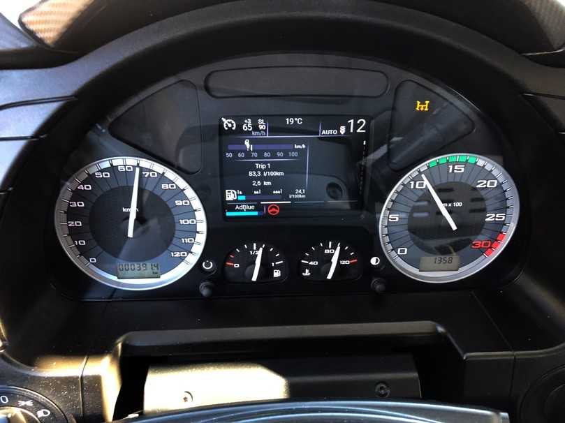 Das Iveco-Fahrerdisplay gilt nicht gerade als letzter Schrei, informiert den Fahrer aber auf einem Blick, was Sache ist. | Foto: QUATEX Das Iveco-Fahrerdisplay gilt nicht gerade als letzter Schrei, informiert den Fahrer aber auf einem Blick, was Sache ist. | Foto: QUATEX