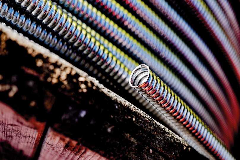 Die aus V4A-Edelstahl gefertigten „Fast“-Leerrohre sind spiralförmig gewellt und schützen die empfindlichen Lichtwellenleiter vor mechanischen Einwirkungen und Nagetierverbiss. | Foto: Leonhard Weiss Die aus V4A-Edelstahl gefertigten „Fast“-Leerrohre sind spiralförmig gewellt und schützen die empfindlichen Lichtwellenleiter vor mechanischen Einwirkungen und Nagetierverbiss. | Foto: Leonhard Weiss