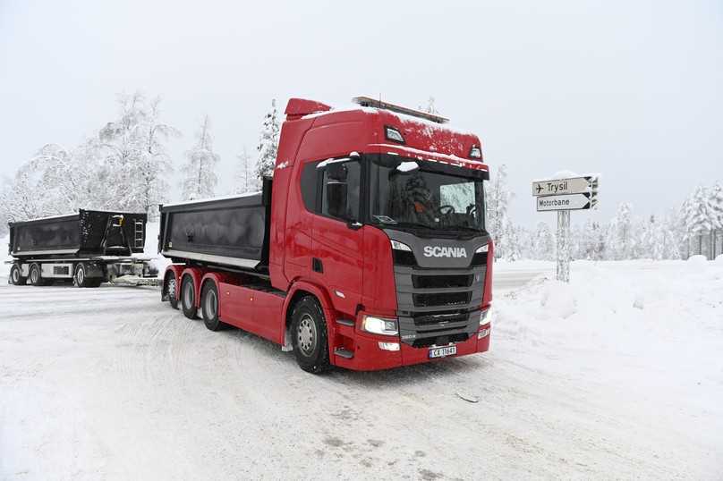 Der Scania 560 R 8x4/4 mit Hiab-Hakenlift verfügt über ein Doppelachsaggregat mit Achslastverschiebung. | Foto: Quatex Der Scania 560 R 8x4/4 mit Hiab-Hakenlift verfügt über ein Doppelachsaggregat mit Achslastverschiebung. | Foto: Quatex