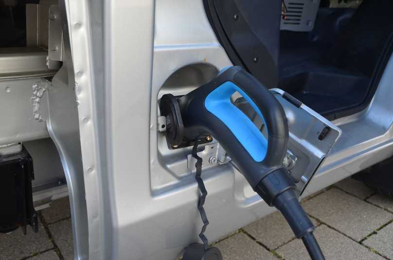 Beim neuen E-Transporter von Ari Motors beträgt die Aufladezeit zwischen 3 und 8 Stunden, je nach Art der Aufladung. Neben dem serienmäßigen Typ-2-Stecker ist eine CCS-Schnellladefunktion erhältlich. | Foto: Ari Motors Beim neuen E-Transporter von Ari Motors beträgt die Aufladezeit zwischen 3 und 8 Stunden, je nach Art der Aufladung. Neben dem serienmäßigen Typ-2-Stecker ist eine CCS-Schnellladefunktion erhältlich. | Foto: Ari Motors