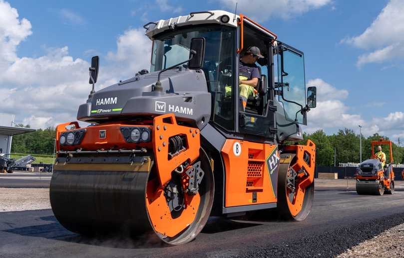 Bei ersten Baustellen konnte die HX 70e VV-S mit starker Verdichtungsleistung, einfacher Bedienung und den gewohnten Stärken der HX-Baureihe überzeugen. | Foto: Hamm Bei ersten Baustellen konnte die HX 70e VV-S mit starker Verdichtungsleistung, einfacher Bedienung und den gewohnten Stärken der HX-Baureihe überzeugen. | Foto: Hamm