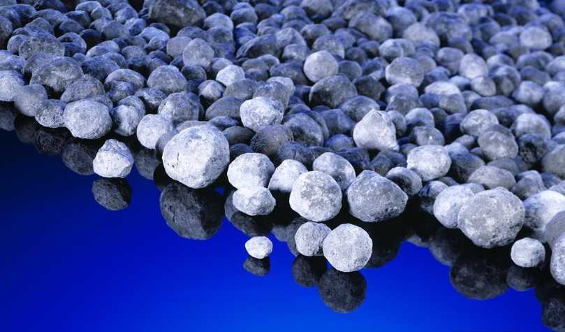 Grundstoff für die Zementherstellung: Aus Kalkstein gebrannter Klinker. | Foto: HeidelbergCement Grundstoff für die Zementherstellung: Aus Kalkstein gebrannter Klinker. | Foto: HeidelbergCement