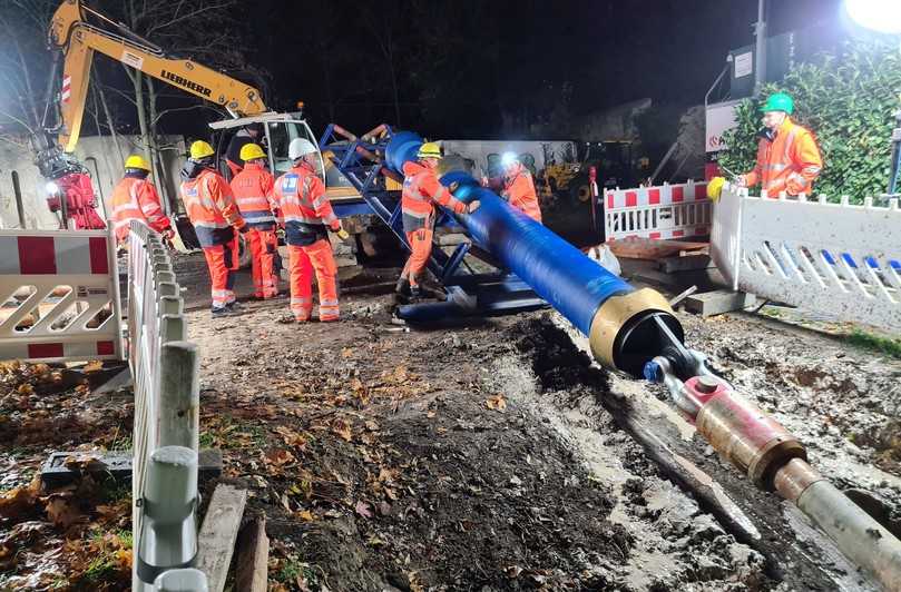 Abb. 10: Rohrmontage in der Nacht | Foto: VonRoll hydro (deutschland) Abb. 10: Rohrmontage in der Nacht | Foto: VonRoll hydro (deutschland)
