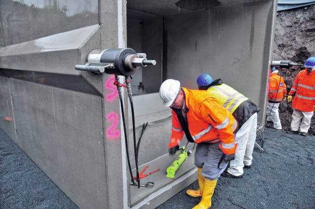 Durch den Spannkanal wird ein Spannstahl gezogen. Die Segmente werden hydraulisch aneinandergepresst. Durch den Spannkanal wird ein Spannstahl gezogen. Die Segmente werden hydraulisch aneinandergepresst.