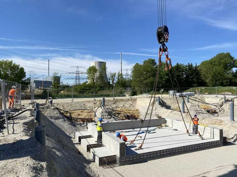 Die Montage der bis zu 35 Tonnen schweren Betonelemente erfolgte passgenau vom Montageteam der Firma Kleihues mit Mobilkran. | Foto: Fahrner Bauunternehmung GmbH Die Montage der bis zu 35 Tonnen schweren Betonelemente erfolgte passgenau vom Montageteam der Firma Kleihues mit Mobilkran. | Foto: Fahrner Bauunternehmung GmbH