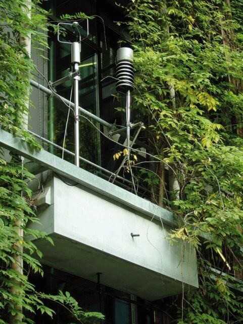 Messstation zur wissenschaftlichen Begleitforschung der passiven Gebäudekühlung durch Begrünung in Adlershof. Pflanztrog mit automatischer Bewässerung aus dem Regenspeicher und Überlauf. | Foto: König Messstation zur wissenschaftlichen Begleitforschung der passiven Gebäudekühlung durch Begrünung in Adlershof. Pflanztrog mit automatischer Bewässerung aus dem Regenspeicher und Überlauf. | Foto: König