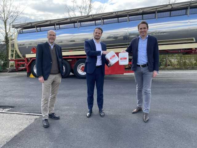 Remmers und Berentzen kooperieren für die Herstellung von Desinfektionsmittel (v.l.n.r.): Ingo Fuchs, Geschäftsführer Produktion und Logistik der Remmers Gruppe; Oliver Schwegmann, Vorstand der Berentzen-Gruppe, und Dirk Sieverding, Vorstandsvorsitzender der Remmers Gruppe. | Foto: Remmers Remmers und Berentzen kooperieren für die Herstellung von Desinfektionsmittel (v.l.n.r.): Ingo Fuchs, Geschäftsführer Produktion und Logistik der Remmers Gruppe; Oliver Schwegmann, Vorstand der Berentzen-Gruppe, und Dirk Sieverding, Vorstandsvorsitzender der Remmers Gruppe. | Foto: Remmers