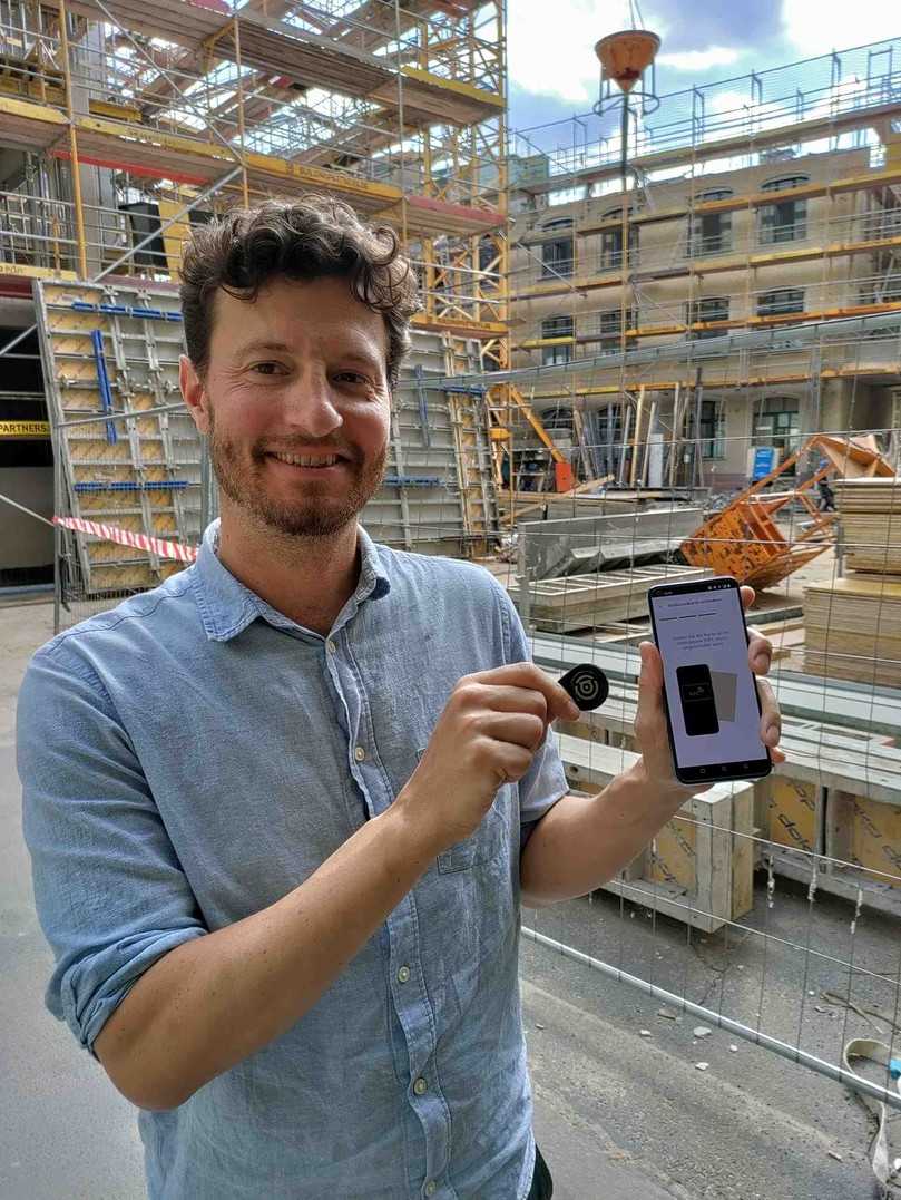 akii-Gründer Anthony Forsans demonstriert, wie leicht sich der digitale Schlüssel auf dem Baustellentransponder per akii-App erstellen lässt. | Foto: akii akii-Gründer Anthony Forsans demonstriert, wie leicht sich der digitale Schlüssel auf dem Baustellentransponder per akii-App erstellen lässt. | Foto: akii