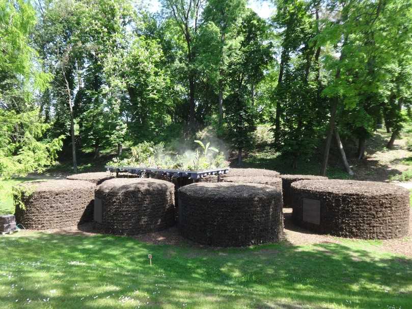 Im Rahmen einer Kunstausstellung im Schlosspark Wittenberg heizen Biomeiler autark ein Pflanzenbeet mit tropischen Pflanzen. | Foto: Nele Jaschke Im Rahmen einer Kunstausstellung im Schlosspark Wittenberg heizen Biomeiler autark ein Pflanzenbeet mit tropischen Pflanzen. | Foto: Nele Jaschke