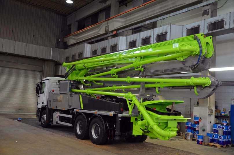 Eine frisch lackierte Zoomlion-Betonpumpe strahlt in Grau und Grün. Das neue Farbschema wurde vom ältesten noch bestehenden Designbüro Zagato aus Mailand entwickelt. Eine frisch lackierte Zoomlion-Betonpumpe strahlt in Grau und Grün. Das neue Farbschema wurde vom ältesten noch bestehenden Designbüro Zagato aus Mailand entwickelt.