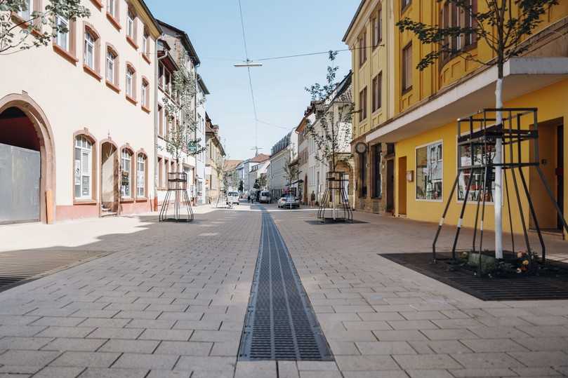 Die sanierte Königstraße in Landau. Regenwasser wird von den Verkehrsflächen in der Rinne gesammelt. | Foto: Hauraton Die sanierte Königstraße in Landau. Regenwasser wird von den Verkehrsflächen in der Rinne gesammelt. | Foto: Hauraton