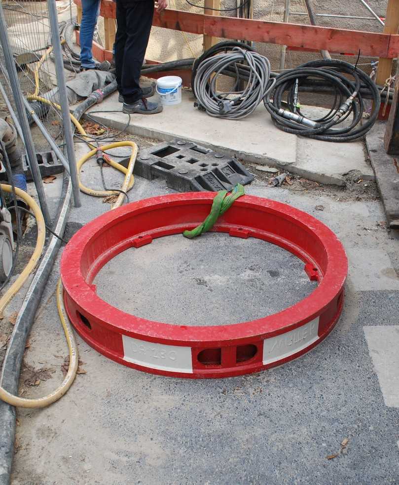Dieser Distanzring wird auf den Druckring des Pressenrahmens aufgesetzt, um die Rohre mit vormontiertem Connector zu pressen. Er passt genau zwischen den innenliegenden Connector und den außenliegenden Führungsring des Vortriebsrohres. | Foto: B_I/zu Eulenburg Dieser Distanzring wird auf den Druckring des Pressenrahmens aufgesetzt, um die Rohre mit vormontiertem Connector zu pressen. Er passt genau zwischen den innenliegenden Connector und den außenliegenden Führungsring des Vortriebsrohres. | Foto: B_I/zu Eulenburg