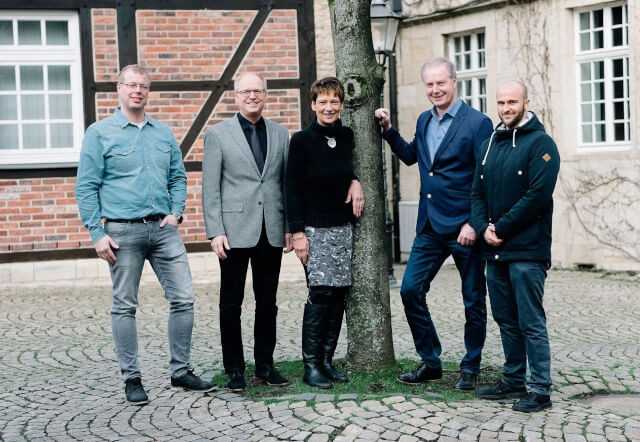 Die Projektpartner von BeGrüKlim (v.l.): Daniel Krüger (Betriebsleiter Gemeindewerke), Prof. Dr. Helmut Grüning (FH Münster), Bürgermeisterin Manuela Mahnke, Franz Humberg und Marius Ernst (beide Humberg) | Foto: FH Münster/Maxi Krähling Die Projektpartner von BeGrüKlim (v.l.): Daniel Krüger (Betriebsleiter Gemeindewerke), Prof. Dr. Helmut Grüning (FH Münster), Bürgermeisterin Manuela Mahnke, Franz Humberg und Marius Ernst (beide Humberg) | Foto: FH Münster/Maxi Krähling