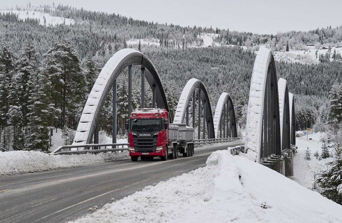 Auf spiegelglatter Straße müssen sich Scania-Kipperzüge wie der R 590 6x4 samt Dreiachs-Zentralanhänger beweisen. | Foto: Scania CV AB Auf spiegelglatter Straße müssen sich Scania-Kipperzüge wie der R 590 6x4 samt Dreiachs-Zentralanhänger beweisen. | Foto: Scania CV AB