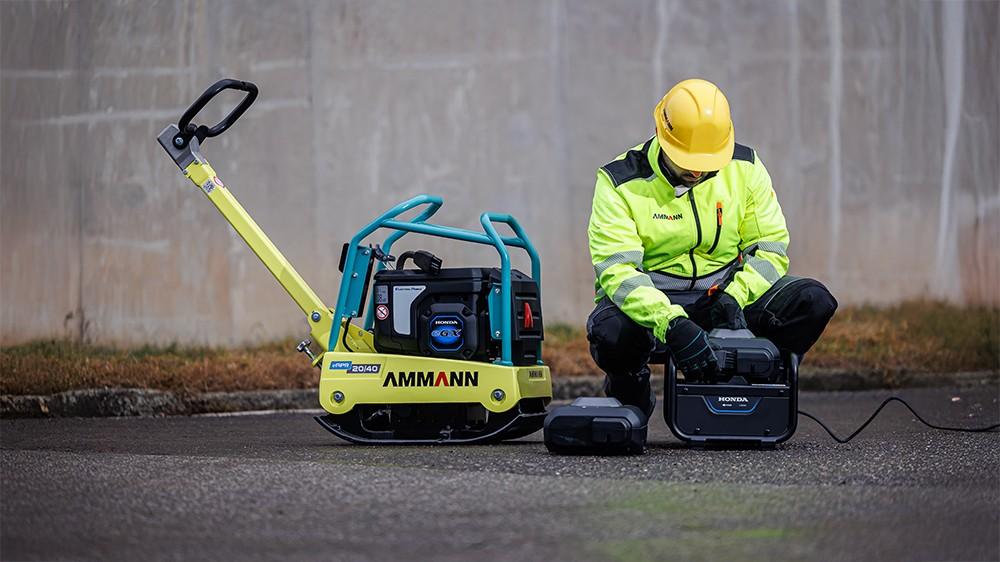 Viel Leistung in einer leichten, schmalen Maschine: die reversierbare Rüttelplatte eAPR 20/40, der Honda-Akku lässt sich bequem wechseln. | Foto: Ammann