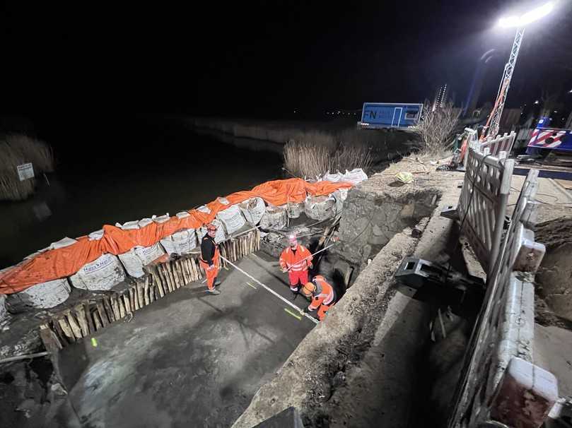 Die Baugrube wurde auf der Einlaufseite mit einem Damm aus Bigpacks abgeschottet. | Foto: Rohrsanierung Jensen Die Baugrube wurde auf der Einlaufseite mit einem Damm aus Bigpacks abgeschottet. | Foto: Rohrsanierung Jensen