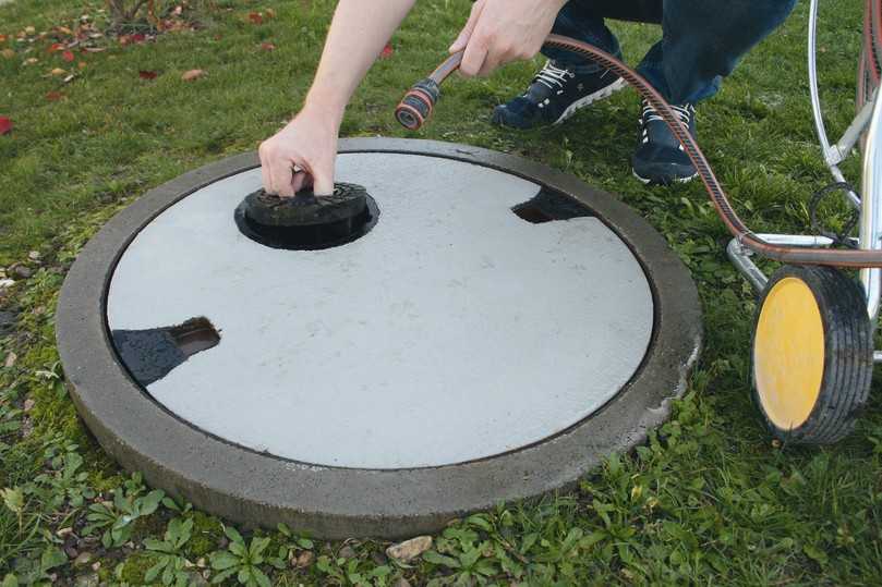 Regenwassernutzung im Garten mit unterirdisch eingebautem Betonspeicher. Zulauf und Filter, Speicherüberlauf sowie
Pumpentechnik werden vom Hersteller bei diesem Typ bereits integriert. Die Entnahme liegt leicht zugänglich unter dem Einsatzdeckel. | Foto: Mall Regenwassernutzung im Garten mit unterirdisch eingebautem Betonspeicher. Zulauf und Filter, Speicherüberlauf sowie
Pumpentechnik werden vom Hersteller bei diesem Typ bereits integriert. Die Entnahme liegt leicht zugänglich unter dem Einsatzdeckel. | Foto: Mall