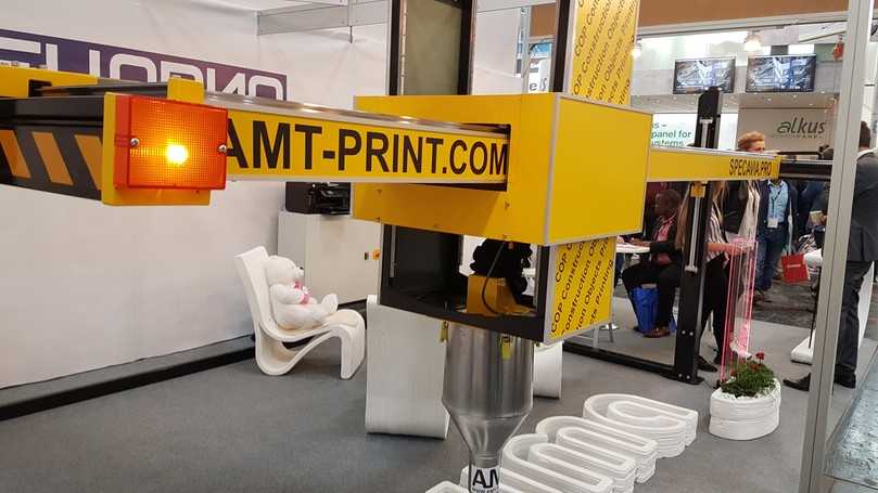 Auf der Bauma 2019 hatte der russische Hersteller AMT sich mit einem Bauma-Logo aus seinem 3D-Drucker präsentiert. | Foto: B_I/bb Auf der Bauma 2019 hatte der russische Hersteller AMT sich mit einem Bauma-Logo aus seinem 3D-Drucker präsentiert. | Foto: B_I/bb