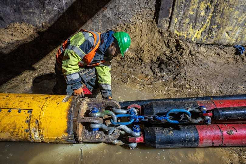 Nachdem die Bohrung mit dem E-Power-Pipe-Verfahren über 2.000 Meter erfolgreich abgeschlossen war, konnten die Kabelschutzrohre angeschlossen werden. | Foto: TenneT/Chris Pennarts Nachdem die Bohrung mit dem E-Power-Pipe-Verfahren über 2.000 Meter erfolgreich abgeschlossen war, konnten die Kabelschutzrohre angeschlossen werden. | Foto: TenneT/Chris Pennarts