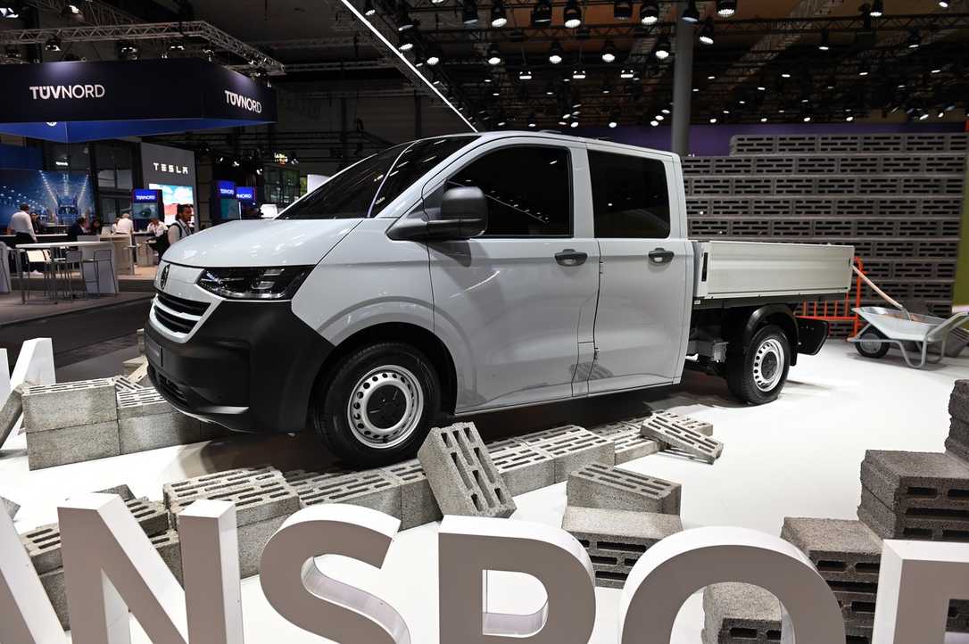 Neue Transporter 2,5–3,0 Tonnen 2025: Elektro- und Hybridmodelle für den GaLaBau Neue Transporter 2,5–3,0 Tonnen 2025: Elektro- und Hybridmodelle für den GaLaBau