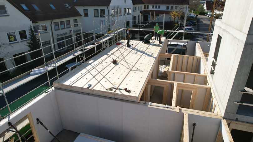 Im Vergleich zu einer einschaligen Massivholzdecke kann mit der „CLT Box – Decke FS“ der Materialeinsatz um bis zu 40 % reduziert werden – bei gleicher statischer Leistungsfähigkeit. | Foto: best wood Schneider GmbH Im Vergleich zu einer einschaligen Massivholzdecke kann mit der „CLT Box – Decke FS“ der Materialeinsatz um bis zu 40 % reduziert werden – bei gleicher statischer Leistungsfähigkeit. | Foto: best wood Schneider GmbH