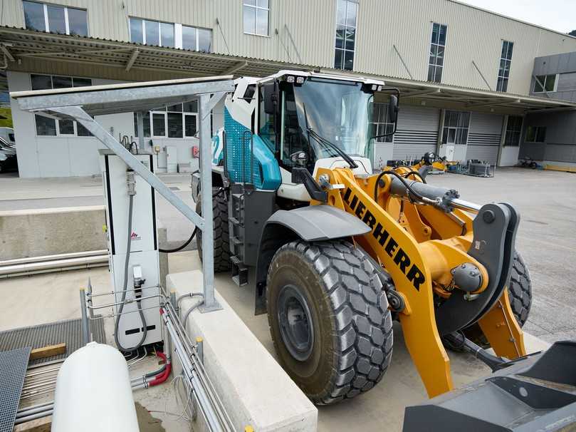 Die Betankung des H2-Radladers L 566 erfolgt an der eigenen Wasserstoff-Tankstelle auf dem Liebherr-Werksgelände. | Foto: Liebherr Die Betankung des H2-Radladers L 566 erfolgt an der eigenen Wasserstoff-Tankstelle auf dem Liebherr-Werksgelände. | Foto: Liebherr