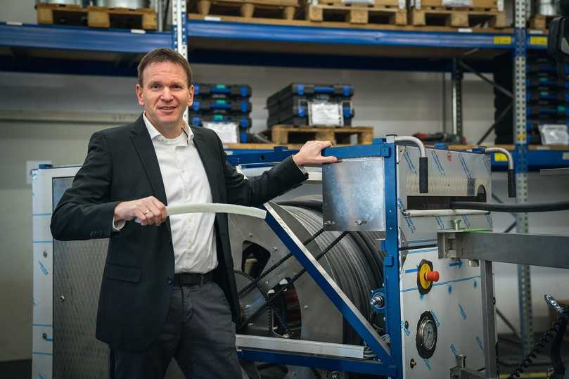 Frank Mersmann: „Unsere UV-Anlagen und der Alphaliner sind ein optimal aufeinander abgestimmtes Team: Damit werden unsere Liner mit bis zu 30 mm Wandstärke sehr wirtschaftlich und sicher ausgehärtet.“ | Foto: Relineeurope Frank Mersmann: „Unsere UV-Anlagen und der Alphaliner sind ein optimal aufeinander abgestimmtes Team: Damit werden unsere Liner mit bis zu 30 mm Wandstärke sehr wirtschaftlich und sicher ausgehärtet.“ | Foto: Relineeurope
