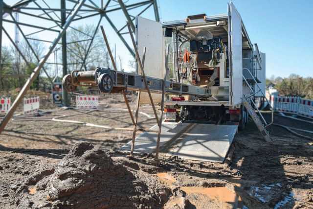 Der Aufbau in einem separaten Lkw stellt ein höchstmögliches Maß an Flexibilität sicher, um zum Einsatzort zu gelangen oder die Anlage vor Ort schnell und sicher umzusetzen. | Foto: L-Team Baumaschinen Der Aufbau in einem separaten Lkw stellt ein höchstmögliches Maß an Flexibilität sicher, um zum Einsatzort zu gelangen oder die Anlage vor Ort schnell und sicher umzusetzen. | Foto: L-Team Baumaschinen